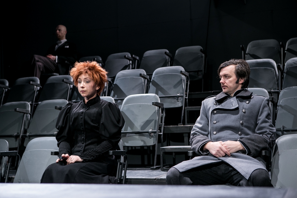 Alīse – Ieva Puķe, Edgars – Aigars Apinis // Foto – Matīss Markovskis 